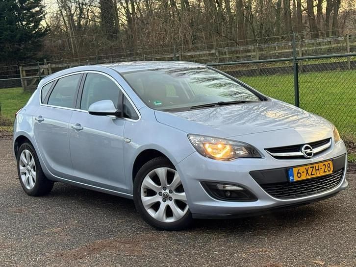 Grijs Occasion 2014 Opel Astra Hatchback | € 7.750 (Eerlijke prijs) - Afbeelding 1/4