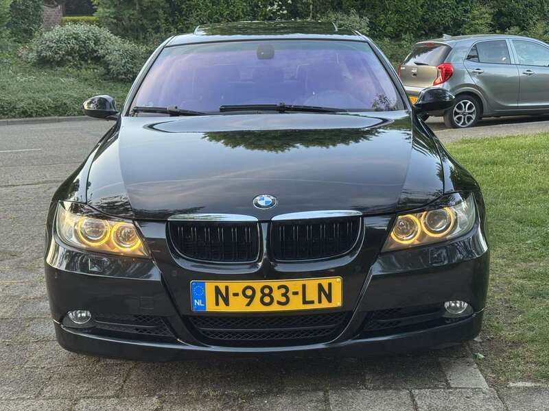 Zwart Gebruikt 2005 BMW 330 Sedan | € 11.500 (Duur) - Afbeelding 1/4