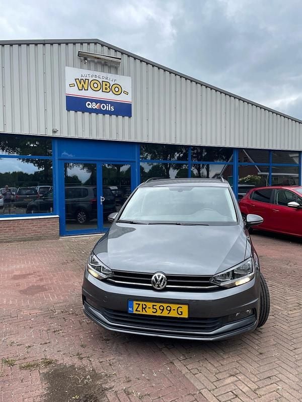 Grijs Gebruikt 2019 VW Touran Highline MPV | € 21.500 (Goede deal) - Afbeelding 1/4