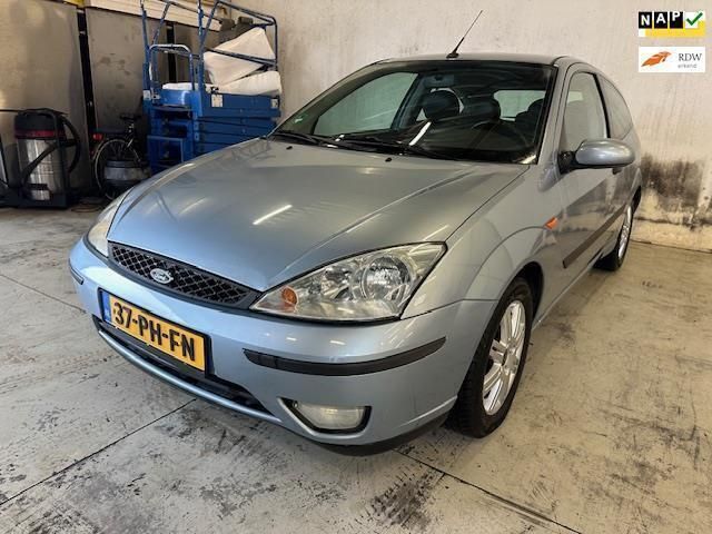 Grijs Gebruikt 2004 Ford Focus Futura Hatchback | € 1.390 (Eerlijke prijs) - Afbeelding 1/4