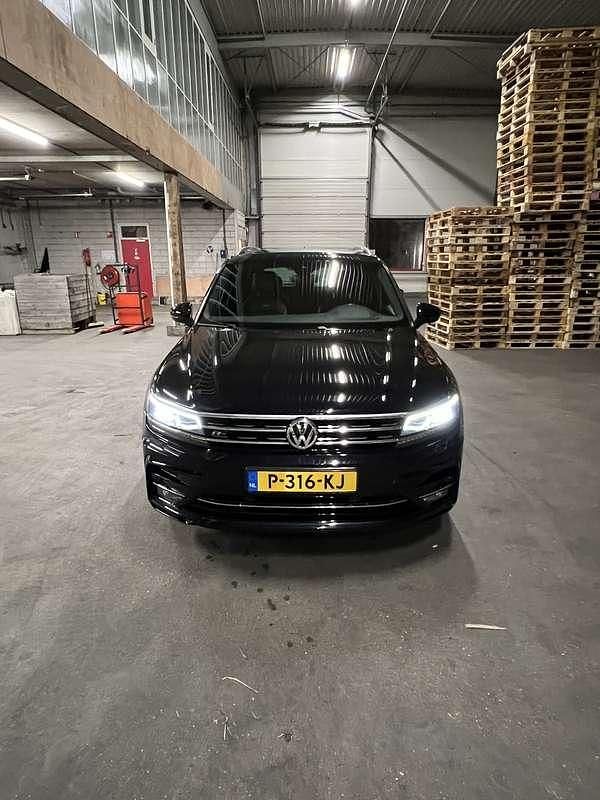 Zwart Occasion 2017 VW Tiguan Highline SUV | € 22.750 - Afbeelding 1/4