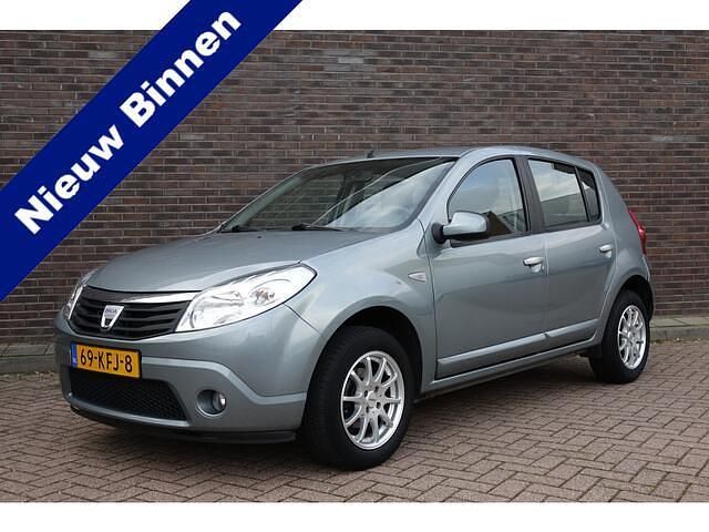 Blauw Gebruikt 2009 Dacia Sandero Lauréate Hatchback | € 2.945 (Eerlijke prijs) - Afbeelding 1/4