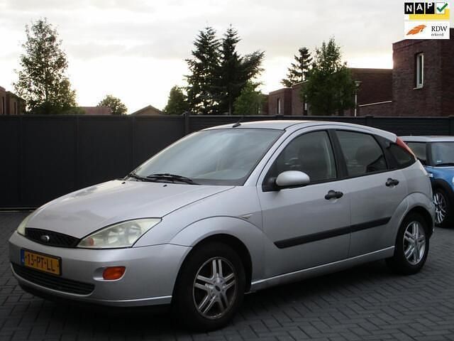Grijs Gebruikt 2004 Ford Focus Futura Hatchback | € 999 (Eerlijke prijs) - Afbeelding 1/4