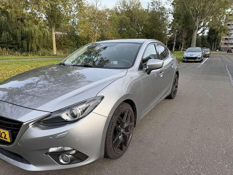 Grijs Gebruikt 2015 Mazda 3 Sedan | € 11.400 (Eerlijke prijs) - Afbeelding 1/4