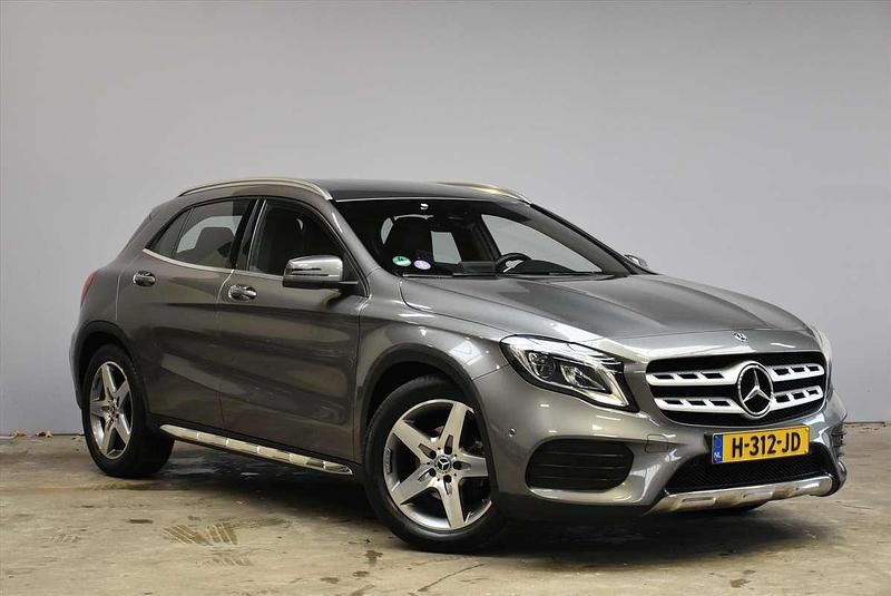 Occasion Mercedes GLA180 AMG Line Premium Plus 123 PK (90 kW) 2019 Grijs metallic SUV