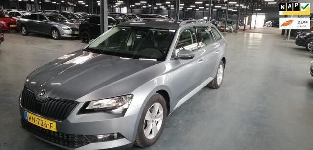 Grijs Gebruikt 2018 Skoda Superb Business Line Stationwagen | € 18.950 (Super prijs) - Afbeelding 1/4