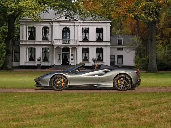 Grijs (metallic) Gebruikt 2022 Ferrari F8 Cabriolet | € 369.500 - Afbeelding 1/4