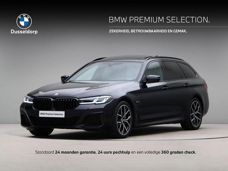 M carbonschwarz metallic (donker zwart metallic) Gebruikt 2024 BMW 530e Comfort Edition Stationwagen | € 52.450 (Iets duurder) - Afbeelding 1/4