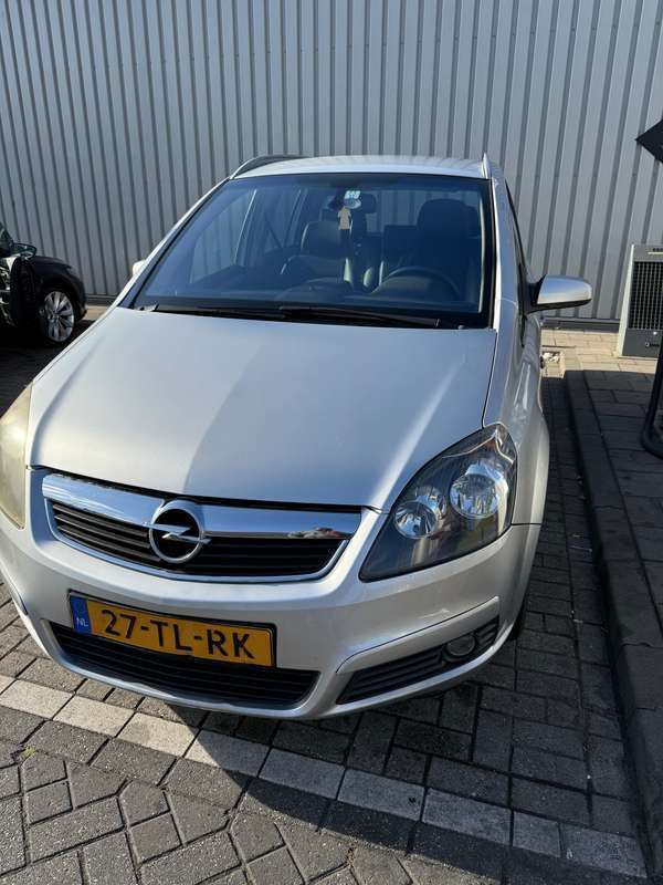 Zilver Gebruikt 2006 Opel Zafira Executive MPV | € 1.800 - Afbeelding 1/4