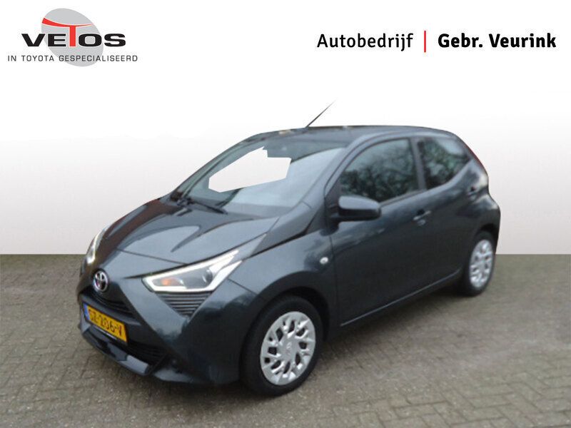 Grijs Gebruikt 2018 Toyota Aygo X-play Hatchback | € 12.900 (Eerlijke prijs) - Afbeelding 1/4