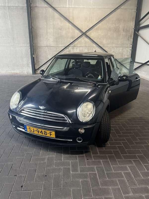 Zwart Gebruikt 2005 Mini ONE Pepper Hatchback | € 2.500 (Eerlijke prijs) - Afbeelding 1/4