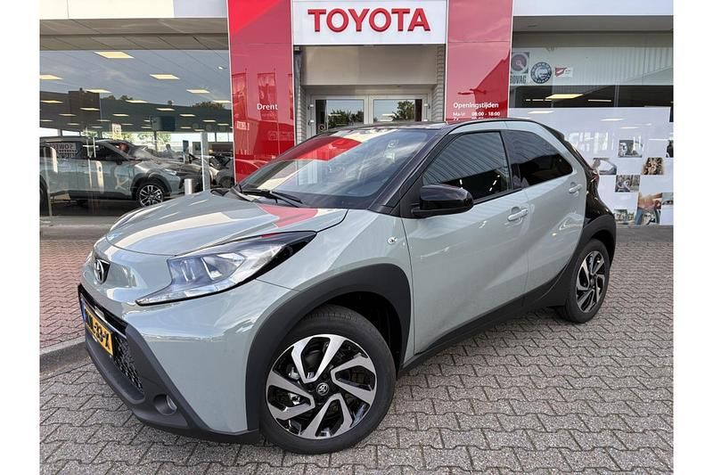 Groen Nieuw 2025 Toyota Aygo X Pulse SUV | € 26.295 - Afbeelding 1/1