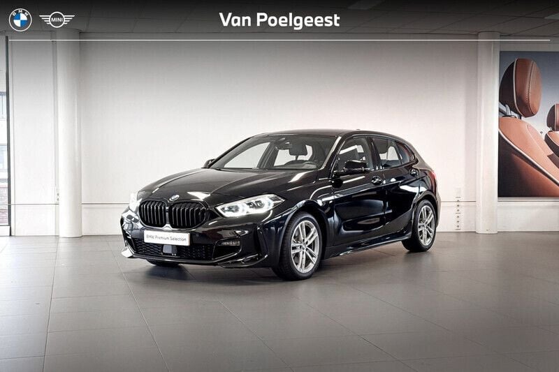 Saphirschwarz metallic (zwart metallic) Gebruikt 2024 BMW 118 M Sport Hatchback | € 35.900 (Goede deal) - Afbeelding 1/4
