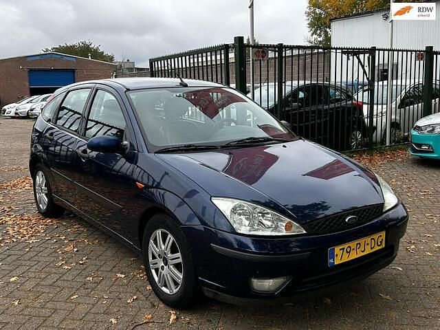Blauw Gebruikt 2004 Ford Focus Futura Hatchback | € 1.999 (Eerlijke prijs) - Afbeelding 1/4