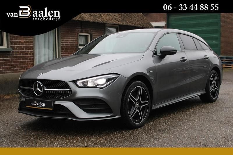 Grijs (metallic) Occasion 2023 Mercedes CLA250e Shooting Brake AMG line Stationwagen | € 32.950 (Eerlijke prijs) - Afbeelding 1/4