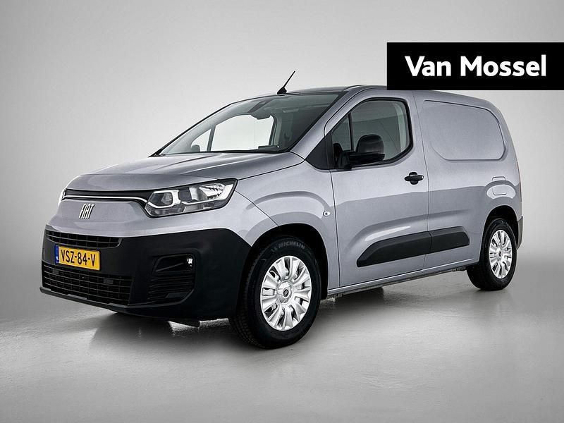 Grijs Gebruikt 2022 Fiat e-Doblò MPV | € 21.940 - Afbeelding 1/4