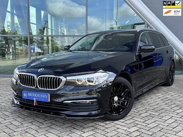 Zwart Gebruikt 2018 BMW 520 Executive Stationwagen | € 20.950 (Goede deal) - Afbeelding 1/4
