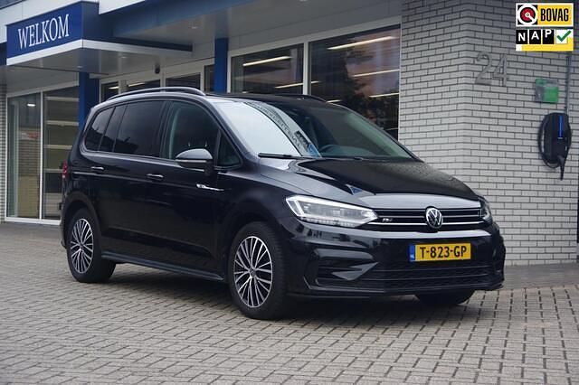 Zwart Gebruikt 2022 VW Touran Highline MPV | € 36.900 (Duur) - Afbeelding 1/4