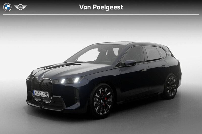 M carbonschwarz metallic (zwart metallic) Nieuw 2025 BMW iX M Sport SUV | € 109.337 (Iets duurder) - Afbeelding 1/4