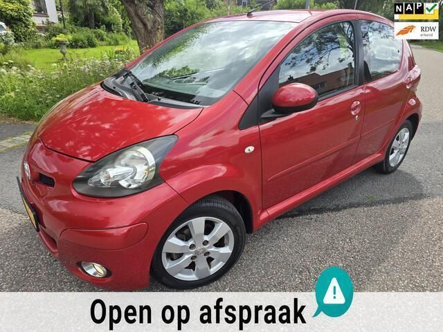 Rood Gebruikt 2011 Toyota Aygo Hatchback | € 4.750 (Eerlijke prijs) - Afbeelding 1/4
