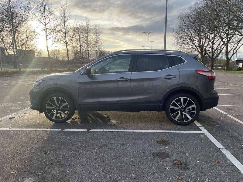 Grijs Gebruikt 2015 Nissan Qashqai Tekna SUV | € 11.950 (Eerlijke prijs) - Afbeelding 1/4