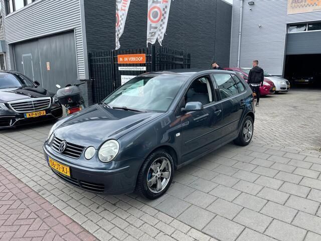 Blauw, metallic lak Gebruikt 2002 VW Polo Highline Hatchback | € 999 (Eerlijke prijs) - Afbeelding 1/4