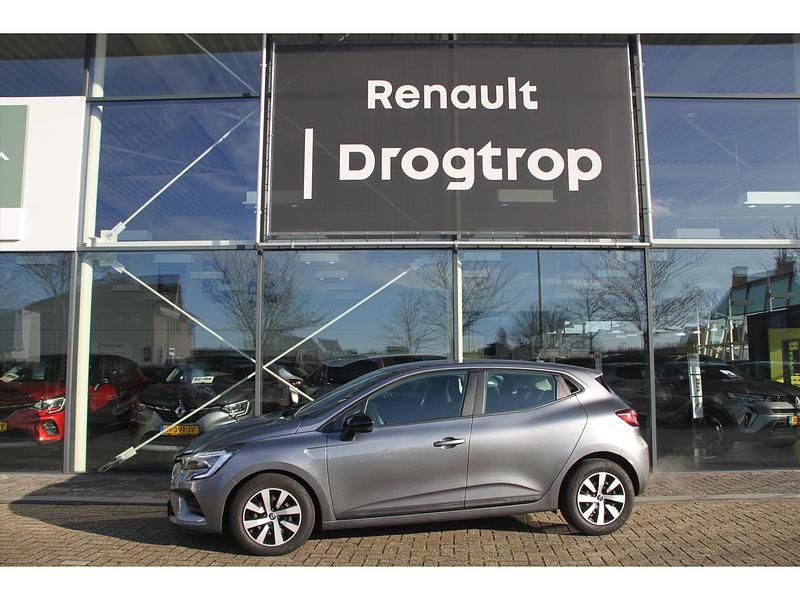 Gris highland (grijs metallic) Gebruikt 2022 Renault Clio V Equilibre Hatchback | € 15.425 (Eerlijke prijs) - Afbeelding 1/4