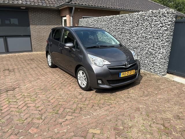 Grijs Gebruikt 2013 Toyota Verso-S MPV | € 10.650 (Eerlijke prijs) - Afbeelding 1/4