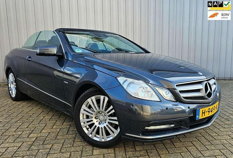 Grijs, metallic lak Gebruikt 2011 Mercedes E200 Cabriolet | € 23.950 (Duur) - Afbeelding 1/4
