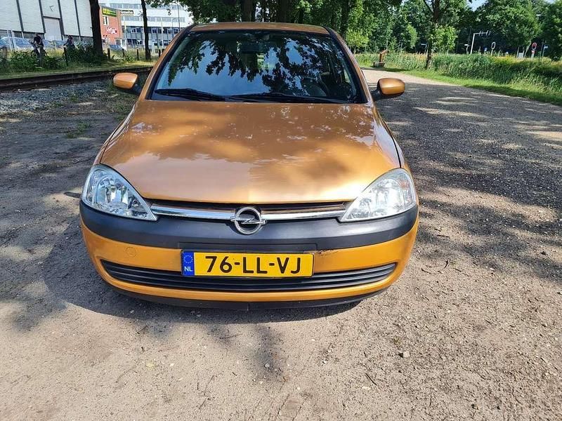 Goud Gebruikt 2003 Opel Corsa Comfort Hatchback | € 950 (Goede deal) - Afbeelding 1/4