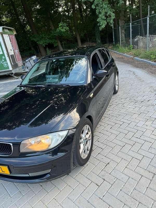Zwart Gebruikt 2007 BMW 116 Executive Hatchback | € 2.950 (Goede deal) - Afbeelding 1/4