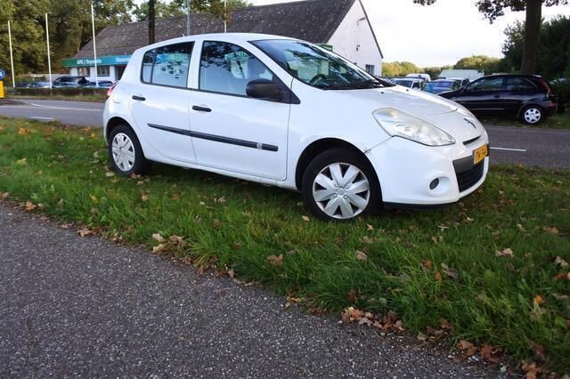 Wit Gebruikt 2010 Renault Clio II R.S. Hatchback | € 2.395 (Super prijs) - Afbeelding 1/4