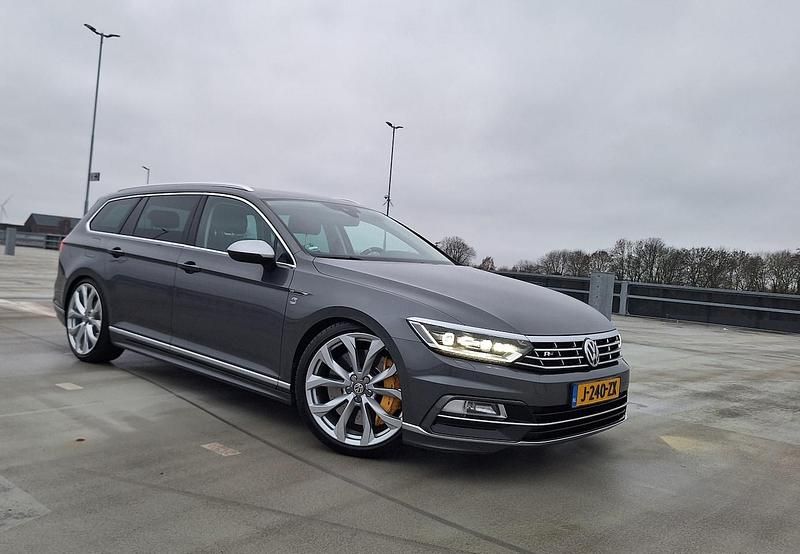 Grijs (metallic) Occasion 2016 VW Passat Edition Stationwagen | € 18.499 (Duur) - Afbeelding 1/4