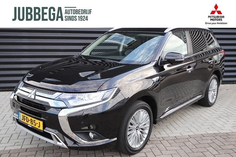 Ruby black (zwart parelmoer) Gebruikt 2020 Mitsubishi Outlander P-HEV Intense SUV | € 25.395 (Goede deal) - Afbeelding 1/4