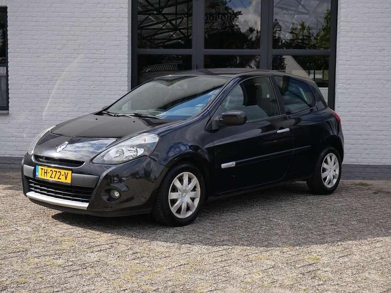 Zwart, metallic lak Gebruikt 2011 Renault Clio II Authentique Hatchback | € 1.750 (Eerlijke prijs) - Afbeelding 1/4