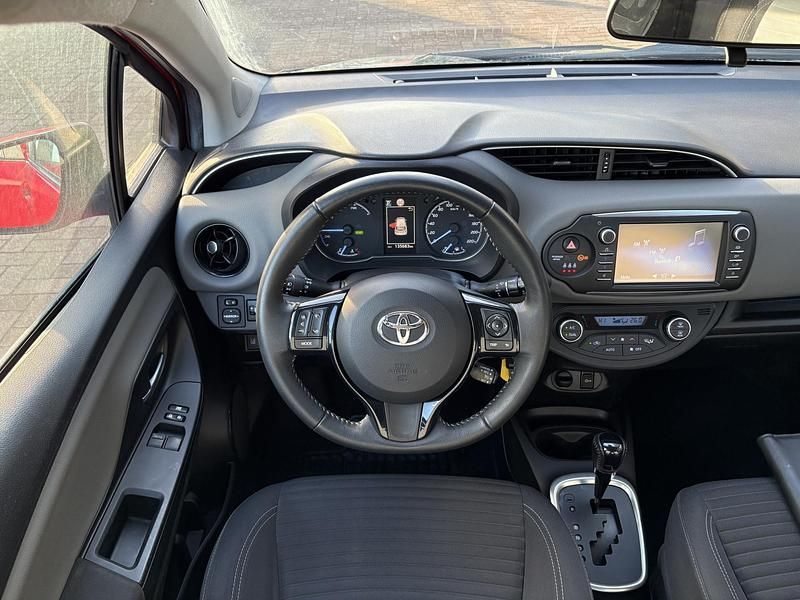 Occasion Toyota Yaris Hybrid 2017 Rood Hatchback