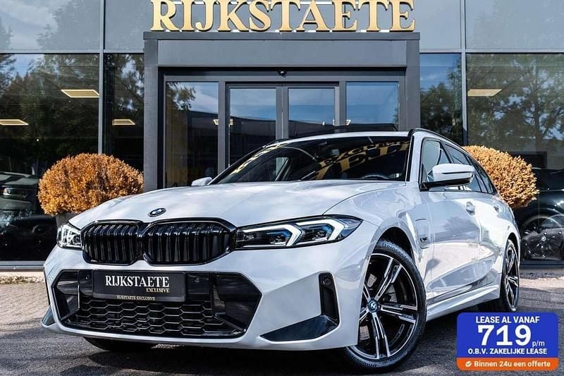 Wit Gebruikt 2023 BMW 330e M Sport Stationwagen | € 44.900 (Eerlijke prijs) - Afbeelding 1/4
