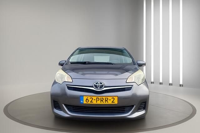 Grijs (metallic) Occasion 2011 Toyota Verso-S Comfort MPV | € 7.950 (Eerlijke prijs) - Afbeelding 1/4