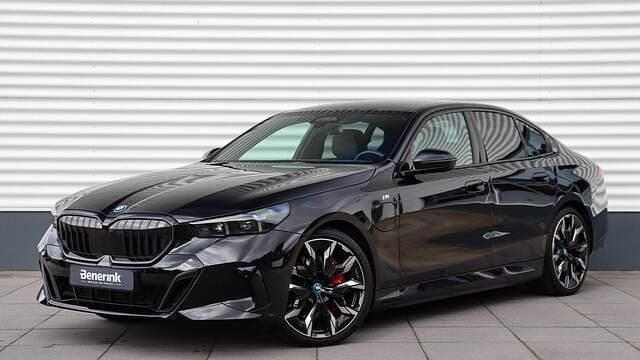 Zwart Gebruikt 2024 BMW 550e M Sport Sedan | € 86.950 (Eerlijke prijs) - Afbeelding 1/4