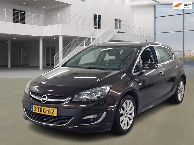 Bruin (metallic) Occasion 2013 Opel Astra Design Edition Hatchback | € 4.450 (Eerlijke prijs) - Afbeelding 1/4