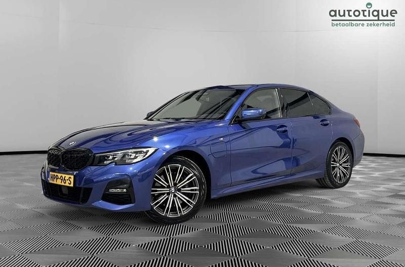 Blauw Gebruikt 2019 BMW 330e Shadowline Sedan | € 28.440 (Eerlijke prijs) - Afbeelding 1/4