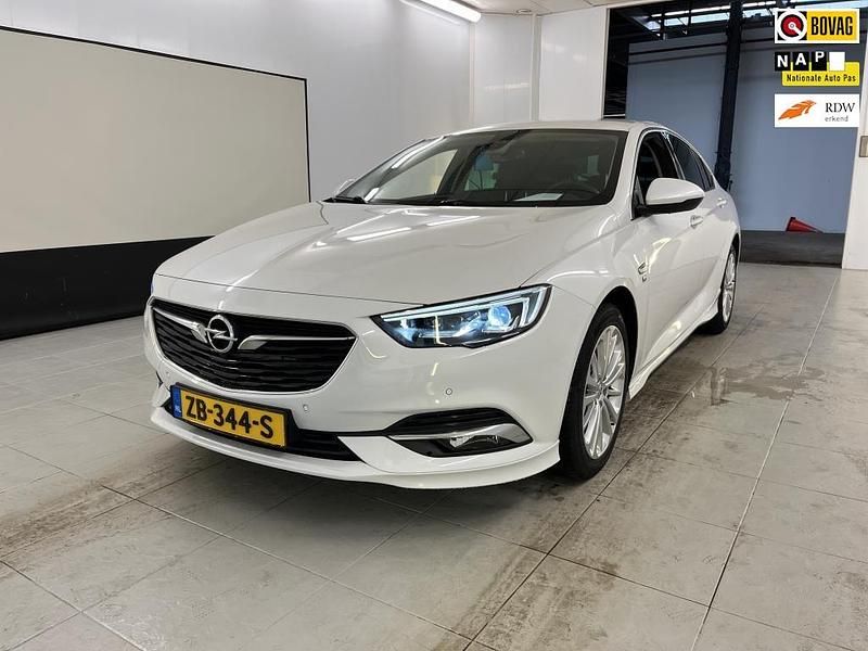Wit Gebruikt 2019 Opel Insignia Business Hatchback | € 18.899 (Eerlijke prijs) - Afbeelding 1/4