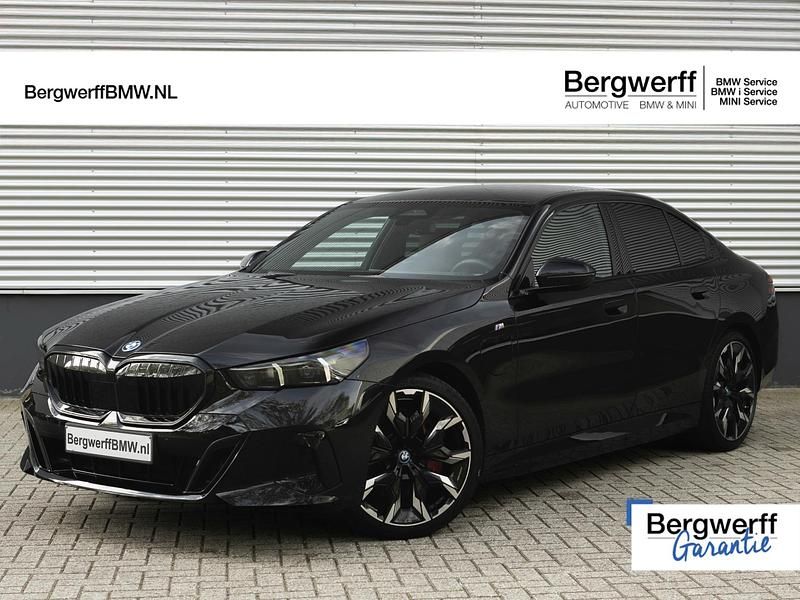Zwart Gebruikt 2025 BMW 550e M Sport Sedan | € 89.875 (Super prijs) - Afbeelding 1/4