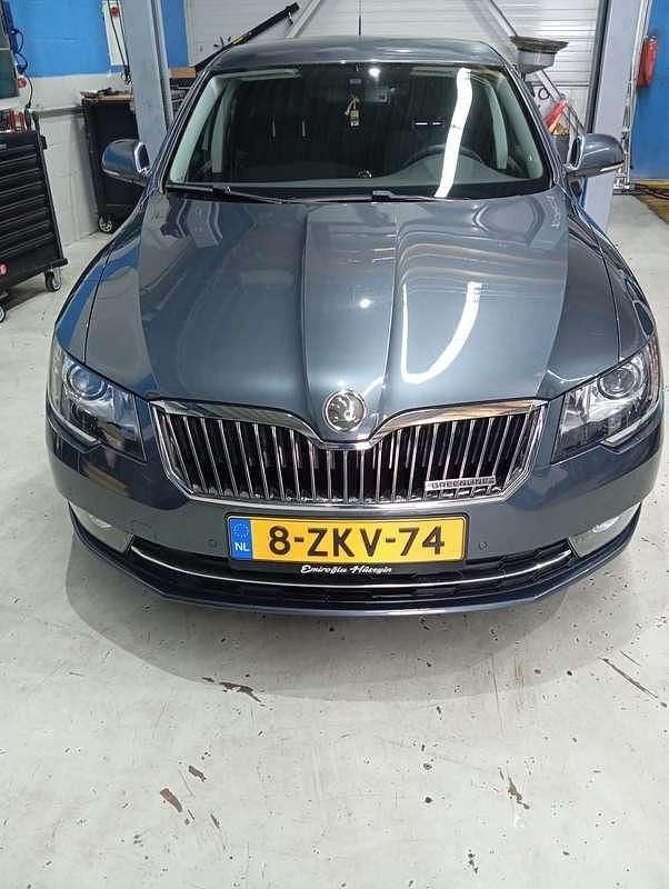 Zilver Occasion 2015 Skoda Superb Ambition Sedan | € 8.600 (Eerlijke prijs) - Afbeelding 1/4