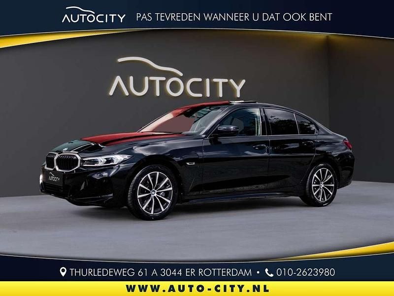 Zwart Gebruikt 2023 BMW 320e Comfort Edition Sedan | € 36.950 (Eerlijke prijs) - Afbeelding 1/4