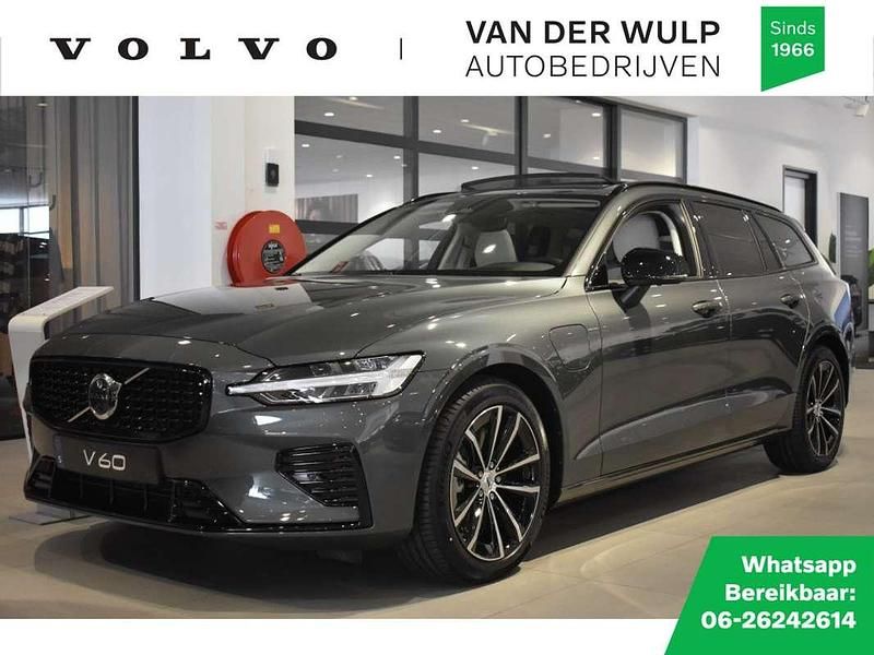 Groen Nieuw 2025 Volvo V60 Plus Stationwagen | € 63.495 (Duur) - Afbeelding 1/4