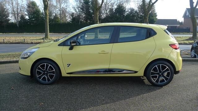 Occasion Renault Clio IV Expression 90 PK (66 kW) 2013 Geel Hatchback