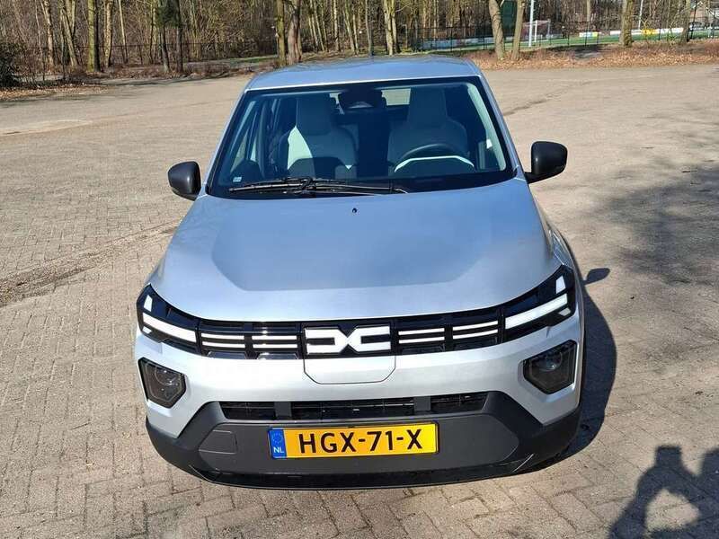 Zilver Nieuw 2025 Dacia Spring Expression Hatchback | € 15.400 - Afbeelding 1/4