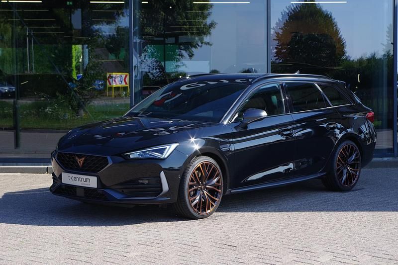 Zwart Gebruikt 2022 Cupra Leon VZ Stationwagen | € 29.500 (Eerlijke prijs) - Afbeelding 1/4