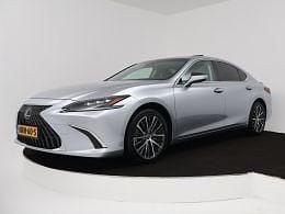 Grijs Occasion 2024 Lexus ES300H Executive Line Sedan | € 52.945 (Iets duurder) - Afbeelding 1/3